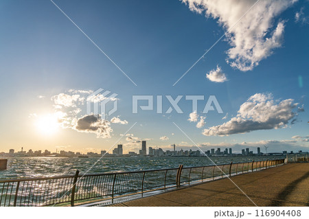 【神奈川県】海越しに眺める夕暮れの横浜みなとみらいの都市風景 【神奈川県】海越しに眺める夕暮れの横浜みなとみらいの都市風景 116904408