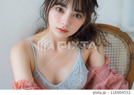 水色のレースのキャミソールを着ている女性 116904552