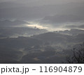 朝霧にかすむ山里 116904879