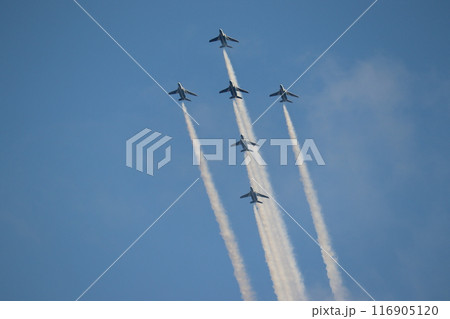 飛行機雲を引きながら飛行する航空自衛隊のブルーインパルス 116905120
