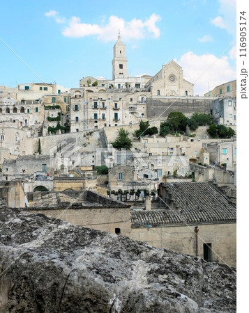 イタリア、世界遺産マテーラの美しい町並みと青空 イタリア、世界遺産マテーラの美しい町並みと青空 116905174