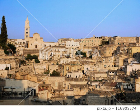 日が傾くマテーラ　黄金色に輝く街（イタリア） 116905574