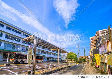 日本の小田原都市景観　7月。JR東海道本線　国府津駅や箱根登山バス乗り場などを望む＝7月22日 116905784
