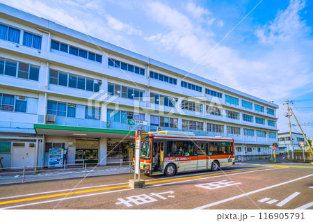日本の小田原都市景観　7月。JR東海道本線　国府津駅や箱根登山バス乗り場などを望む＝7月22日 116905791