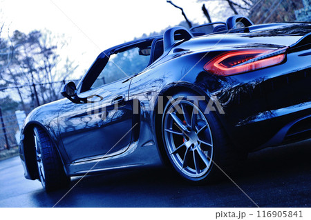 ツヤツヤの黒いスポーツカー 116905841