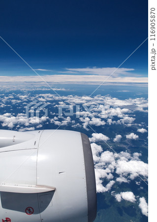 ボーイング737のジェットエンジンと青空の雲 116905870
