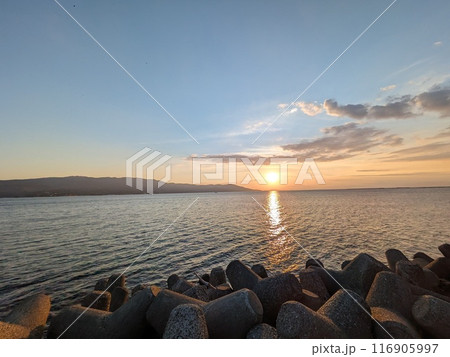 海に沈む夕日とテトラポット 116905997