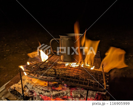 ソロキャンプで行う焚き火 116905999