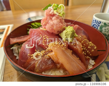 まぐろを使った海鮮丼 116906106