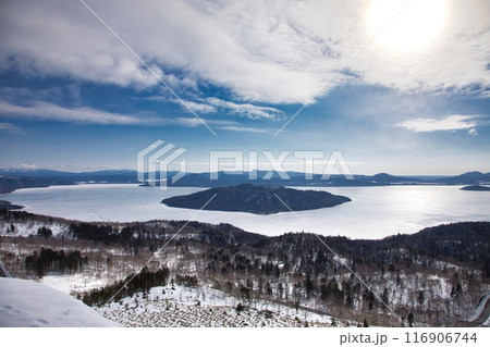 美幌峠から望む冬の屈斜路湖 116906744