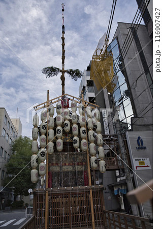 祇園祭　室町通　鶏鉾のある風景　縦構図1 116907427