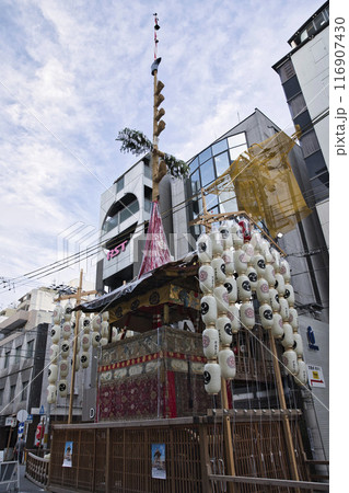 祇園祭 室町通 鶏鉾のある風景 縦構図3 祇園祭 室町通 鶏鉾のある風景 縦構図3 116907430