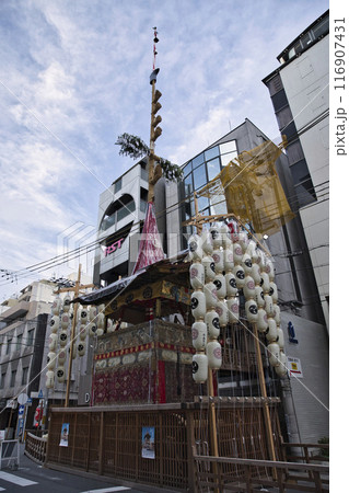 祇園祭　室町通　鶏鉾のある風景　縦構図4 116907431