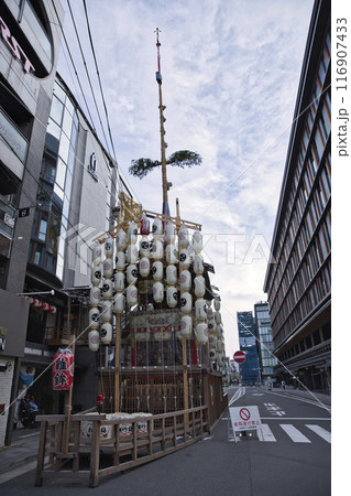 祇園祭 室町通 鶏鉾のある風景 縦構図5 祇園祭 室町通 鶏鉾のある風景 縦構図5 116907433