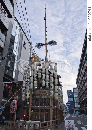 祇園祭　室町通　鶏鉾のある風景　縦構図6 116907434