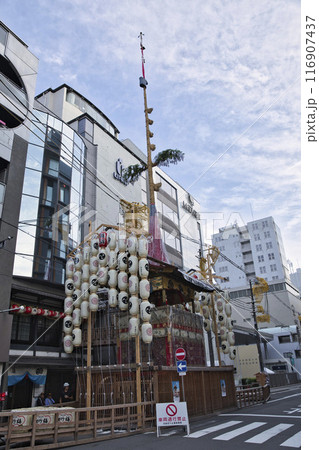 祇園祭 室町通 鶏鉾のある風景 縦構図7 祇園祭 室町通 鶏鉾のある風景 縦構図7 116907437