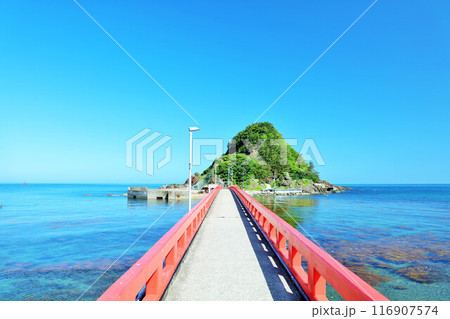 山形県　青空と青い海の白山島と白山橋 116907574