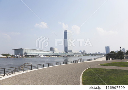 対岸から見た朱鷺メッセコンベンションセンター全景 116907709