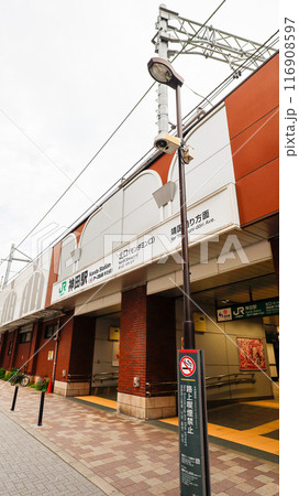 JR神田駅北口、アース製薬が命名権を取得し「北口（モンダミン口）」と同社の商品名が表記された 116908597