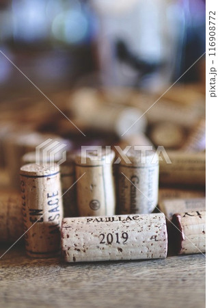 たくさんのワインコルク たくさんのワインコルク 116908772