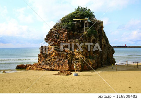 国譲り神話の舞台… 美しい砂浜と日本海『稲佐の浜・弁天島』 国譲り神話の舞台… 美しい砂浜と日本海『稲佐の浜・弁天島』 116909482