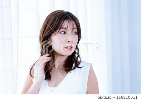 ノースリーブの若い女性 ノースリーブの若い女性 116910011