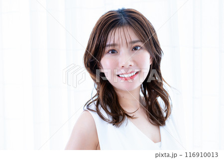 ノースリーブの若い女性 ノースリーブの若い女性 116910013