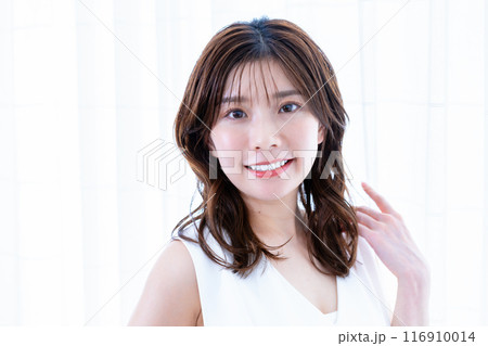 ノースリーブの若い女性 ノースリーブの若い女性 116910014