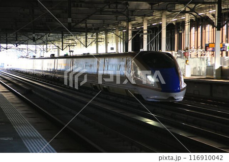国境のトンネルを抜けE7系新幹線は新潟へ…　上越新幹線・上毛高原駅 116910042