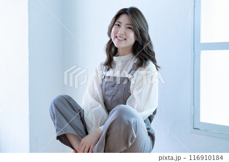 サロペットを着た若い女性 サロペットを着た若い女性 116910184