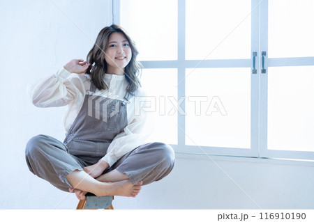 サロペットを着た若い女性 116910190