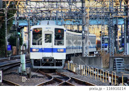車齢50年… ベテラン通勤車『8000系』快走する東武アーバンパークライン 116910214