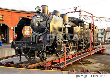 夕景の転車台… 1日の運行を終えて扇形機関庫に収まる『SL大樹・C11325』 116910338