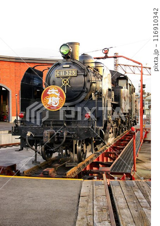 夕景の転車台… 1日の運行を終えて扇形機関庫に収まる『SL大樹・C11325』 夕景の転車台… 1日の運行を終えて扇形機関庫に収まる『SL大樹・C11325』 116910342