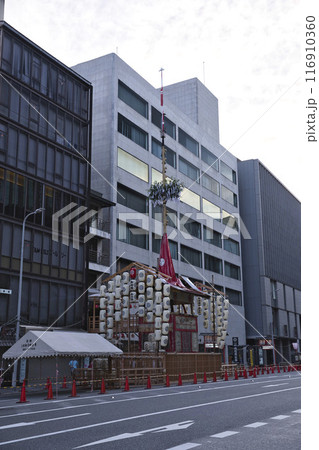祇園祭 函谷鉾と四条通烏丸西入の風景と街並み1 祇園祭 函谷鉾と四条通烏丸西入の風景と街並み1 116910360