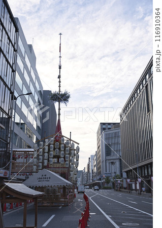 祇園祭 函谷鉾と四条通烏丸西入の風景と街並み3 祇園祭 函谷鉾と四条通烏丸西入の風景と街並み3 116910364