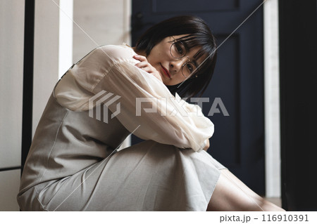 ワンピースを着た眼鏡をかけた女性 ワンピースを着た眼鏡をかけた女性 116910391