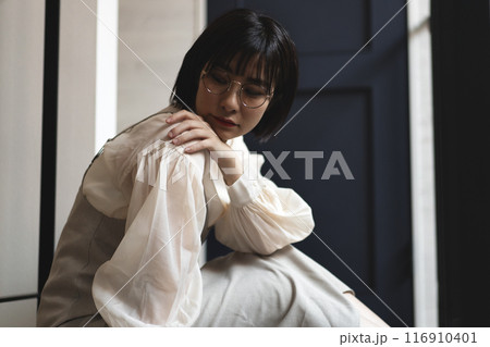 ワンピースを着た眼鏡をかけた女性 ワンピースを着た眼鏡をかけた女性 116910401