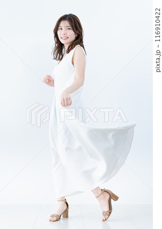 白ワンピースの若い女性 116910422