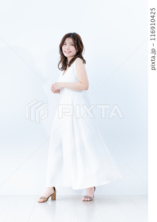 白ワンピースの若い女性 116910425