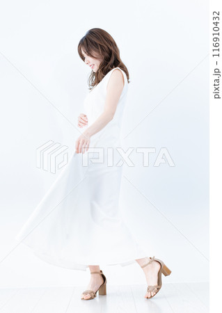 白ワンピースの若い女性 116910432