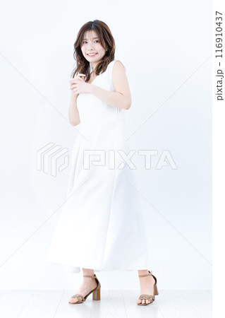 白ワンピースの若い女性 白ワンピースの若い女性 116910437