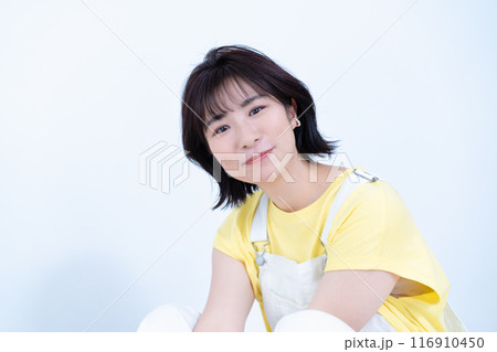 ショートボブの女性　春夏コーデ 116910450