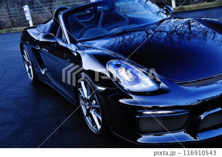 ピカピカの黒いオープンカー 116910543