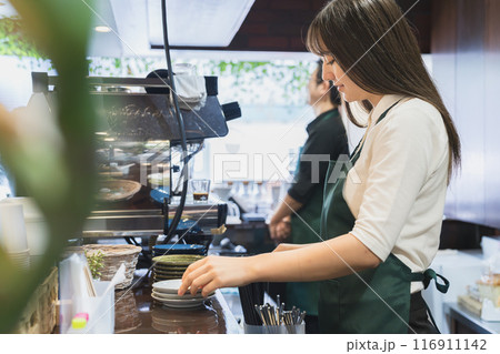 カフェの仕事風景 カフェの仕事風景 116911142