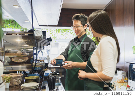 カフェの仕事風景 カフェの仕事風景 116911156