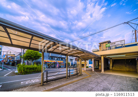 日本の小田原都市景観　7月。JR東海道本線　鴨宮駅 北口や鴨宮北口商店街などを望む＝7月22日 116911513