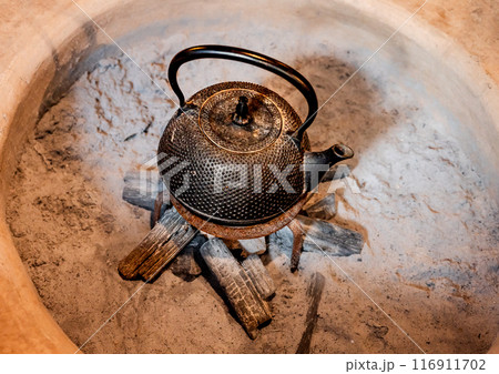 日本家屋の囲炉裏の上に置いてある鉄瓶 116911702