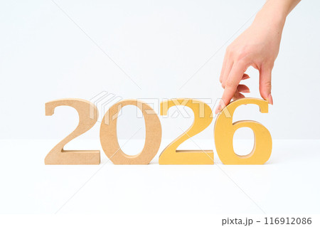 「2026」と並べられた数字の木製ブロック 116912086
