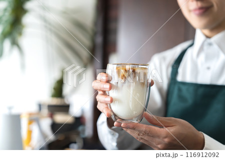 カフェオレを提供する男性の手元 カフェオレを提供する男性の手元 116912092